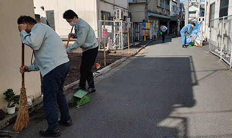 Clean-up of the surrounding street